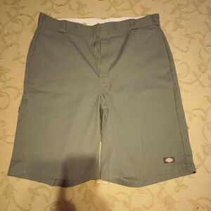 Dickies 13” Loose Fit Shorts Size 40